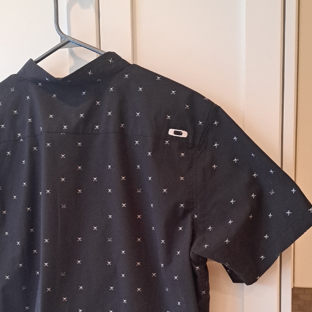 Oakley Men's Casual Black Pattern Shirt - Picture 7 of 8